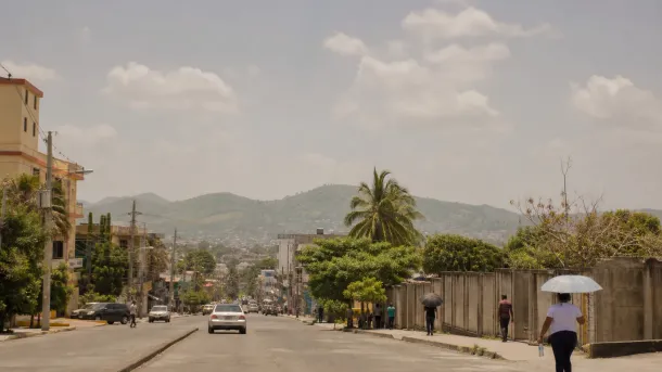 Vista urbana representativa de San Cristóbal bajo calor y ligera bruma sahariana