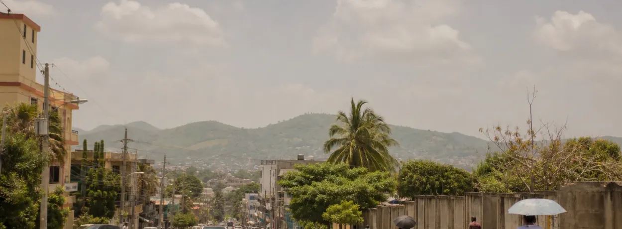 Vista urbana representativa de San Cristóbal bajo calor y ligera bruma sahariana