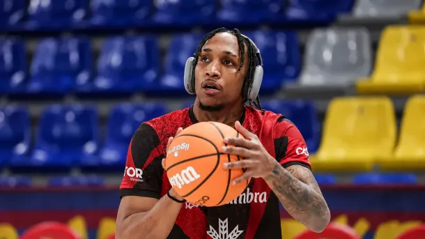 Jassel Pérez sostiene un balón durante una sesión en una cancha de baloncesto